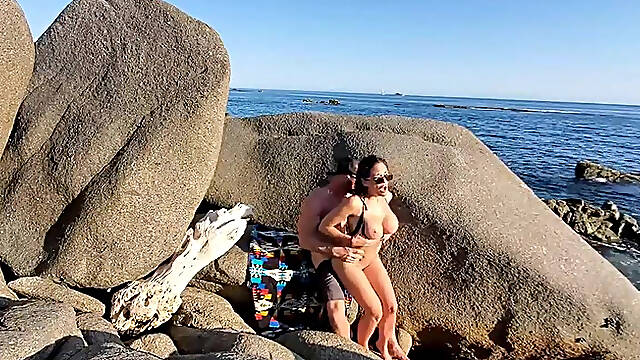 Sexe genial a la plage avec une femme superbe